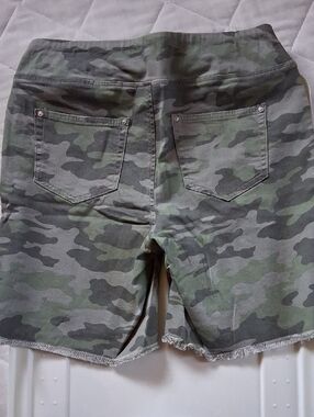 Belle By Kim Gravel 8" Olive Green Cammo Shorts, Sz. 8 [#252j]